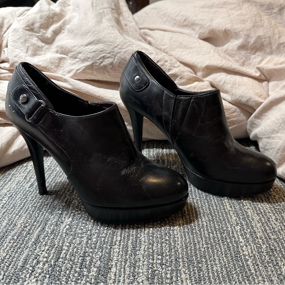 Stuart Weizmann Black Leather Bootie Heels 5.5 - image 1
